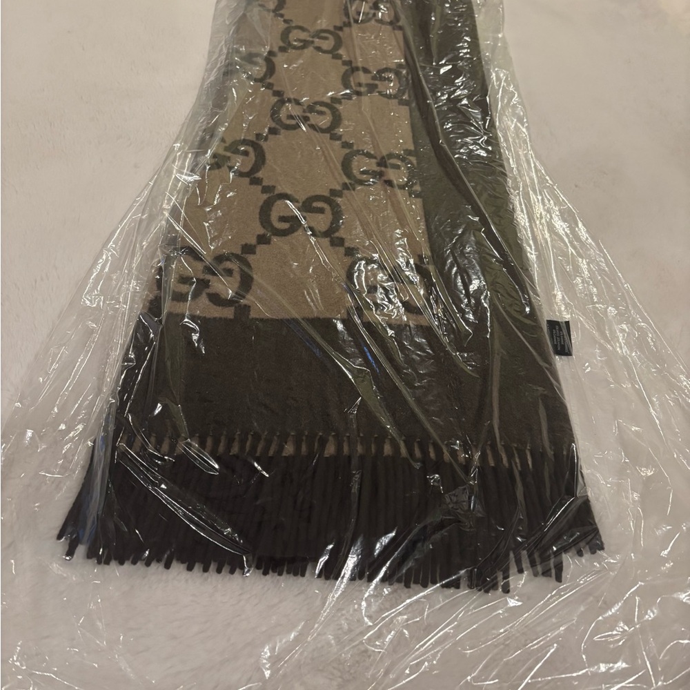 Gucci Brown and Black Wool-Cashmere Blanket Throw 72”x58” with original box - Picture 3 of 8